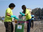 Raveena Tandon  helping in Carter Road Seafront clean drive for the Greenathon on 7th Feb 2009 (5).jpg