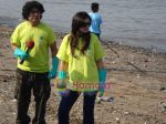 Raveena Tandon  helping in Carter Road Seafront clean drive for the Greenathon on 7th Feb 2009 (6).jpg