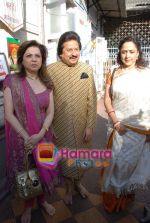 Hema Malini, Pankaj Udhas at the launch of Maha Mritunjay album by Pankaj Udhas in Babulnath Temple on 12th Feb 2009 (3).JPG