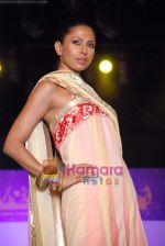 Model walk the ramp for Manish Malhotra show at FICCI frames on 18th Feb 2009 (65).JPG