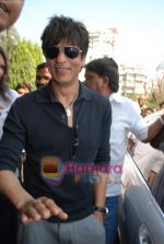 Shahrukh Khan arrives for his Surgery in Breach Candy Hospital, Mumbai on 16th Feb 2009 (15).JPG