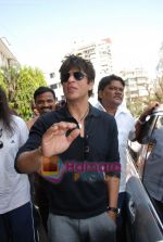 Shahrukh Khan arrives for his Surgery in Breach Candy Hospital, Mumbai on 16th Feb 2009 (17).JPG