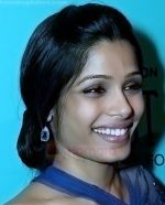 Frieda Pinto at the Oscar Party on February 22, 2009 in Beverly Hills, California (21).jpg