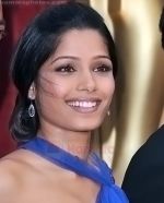 Frieda Pinto at the Oscar Party on February 22, 2009 in Beverly Hills, California (35).jpg