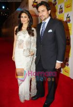 Kareena Kapoor and Saif Ali Khan walking the red Carpet at the 54th Idea Filmfare Awards 2008-1.jpg