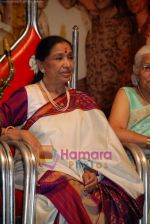 Asha Bhosle at RD Burman_s assistant Manohari Singh_s 80th birthday in Dinanath Mangeshkar Hall, Vile Parle East, Mumbai on 9th March 2009 (2).JPG