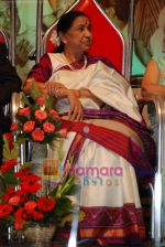 Asha Bhosle at RD Burman_s assistant Manohari Singh_s 80th birthday in Dinanath Mangeshkar Hall, Vile Parle East, Mumbai on 9th March 2009 (10).JPG