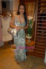 Suchitra Pillai at the showcase of Rakesh Agarwal_s Collection at Chamomile, Bandra on 13th March 2009 (2).JPG