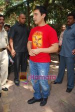 Aamir Khan_s birthday cleberated by media in Bandra on 14th March 2009 (13).JPG