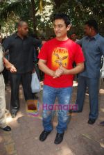 Aamir Khan_s birthday cleberated by media in Bandra on 14th March 2009 (8).JPG