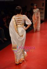Model walk the ramp for Manish Malhotra Show at LIFW on 27th March 2009 (100).JPG
