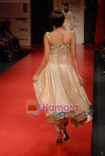 Model walk the ramp for Manish Malhotra Show at LIFW on 27th March 2009 (115).JPG