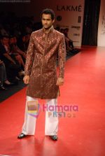 Model walk the ramp for Manish Malhotra Show at LIFW on 27th March 2009 (120).JPG