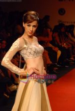 Model walk the ramp for Manish Malhotra Show at LIFW on 27th March 2009 (126).JPG