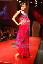 Model walk the ramp for Manish Malhotra Show at LIFW on 27th March 2009 (57).JPG