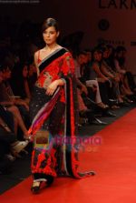Model walk the ramp for Manish Malhotra Show at LIFW on 27th March 2009 (87).JPG