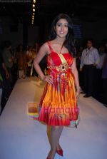 Shriya Saran at Neeta Lulla Show at Lakme Fashion Week Fall-Winter 2009 day 3 on 29th March 2009 (11).JPG