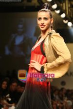 Model walk the ramp for Manish Malhotra Show at Lakme Fashion Week 2009 on 30th March 2009  (110).JPG
