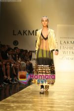 Model walk the ramp for Manish Malhotra Show at Lakme Fashion Week 2009 on 30th March 2009  (111).JPG