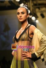Model walk the ramp for Manish Malhotra Show at Lakme Fashion Week 2009 on 30th March 2009  (112).JPG