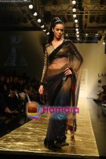 Model walk the ramp for Manish Malhotra Show at Lakme Fashion Week 2009 on 30th March 2009  (115).JPG
