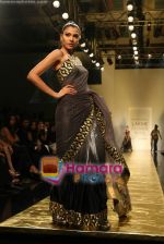 Model walk the ramp for Manish Malhotra Show at Lakme Fashion Week 2009 on 30th March 2009  (117).JPG