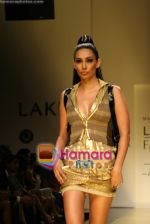 Model walk the ramp for Manish Malhotra Show at Lakme Fashion Week 2009 on 30th March 2009  (123).JPG