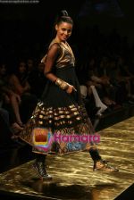 Model walk the ramp for Manish Malhotra Show at Lakme Fashion Week 2009 on 30th March 2009  (16).JPG