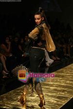 Model walk the ramp for Manish Malhotra Show at Lakme Fashion Week 2009 on 30th March 2009  (39).JPG