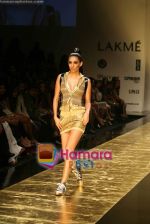 Model walk the ramp for Manish Malhotra Show at Lakme Fashion Week 2009 on 30th March 2009  (46).JPG