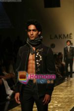 Model walk the ramp for Manish Malhotra Show at Lakme Fashion Week 2009 on 30th March 2009  (47).JPG