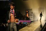 Model walk the ramp for Manish Malhotra Show at Lakme Fashion Week 2009 on 30th March 2009  (52).JPG