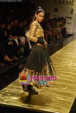 Model walk the ramp for Manish Malhotra Show at Lakme Fashion Week 2009 on 30th March 2009  (72).JPG