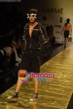 Model walk the ramp for Manish Malhotra Show at Lakme Fashion Week 2009 on 30th March 2009  (78).JPG