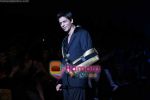 Shahrukh Khan walk the ramp for Manish Malhotra Show at Lakme Fashion Week 2009 on 30th March 2009  (2).JPG