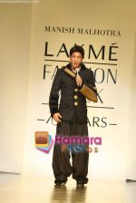 Shahrukh Khan walk the ramp for Manish Malhotra Show at Lakme Fashion Week 2009 on 30th March 2009  (21).JPG