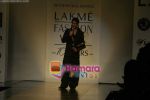 Shahrukh Khan walk the ramp for Manish Malhotra Show at Lakme Fashion Week 2009 on 30th March 2009  (3).JPG