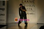 Shahrukh Khan walk the ramp for Manish Malhotra Show at Lakme Fashion Week 2009 on 30th March 2009  (7).JPG