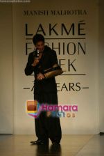Shahrukh Khan walk the ramp for Manish Malhotra Show at Lakme Fashion Week 2009 on 30th March 2009  (8).JPG