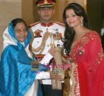 Aishwarya Rai receives padmashree from Pratibha Patil on 31st March 2009.jpg
