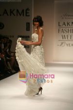 Jiah Khan walk the ramp for Sunaina Puri Show at Lakme Fashion Week Day 5 on 31st March 2009 (100).JPG