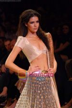 Model walk the ramp for Anamika Khanna Show at Lakme Fashion Week Day 5 on 31st March 2009.JPG