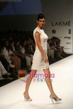 Model walk the ramp for Sunaina Puri Show at Lakme Fashion Week Day 5 on 31st March 2009 (20).JPG