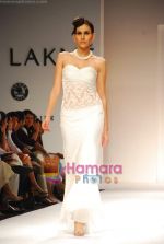 Model walk the ramp for Sunaina Puri Show at Lakme Fashion Week Day 5 on 31st March 2009 (58).JPG