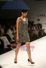 Model walk the ramp for Sunaina Puri Show at Lakme Fashion Week Day 5 on 31st March 2009 (78).JPG