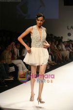 Model walk the ramp for Sunaina Puri Show at Lakme Fashion Week Day 5 on 31st March 2009 (80).JPG