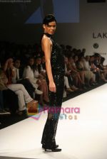 Model walk the ramp for Sunaina Puri Show at Lakme Fashion Week Day 5 on 31st March 2009 (88).JPG