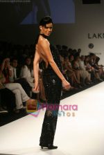 Model walk the ramp for Sunaina Puri Show at Lakme Fashion Week Day 5 on 31st March 2009 (89).JPG