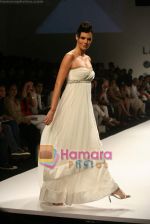 Model walk the ramp for Sunaina Puri Show at Lakme Fashion Week Day 5 on 31st March 2009 (99).JPG