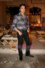 Bobby Deol at Tania Deol_s interiors at Good Earth on 4th April 2009 (3).jpg